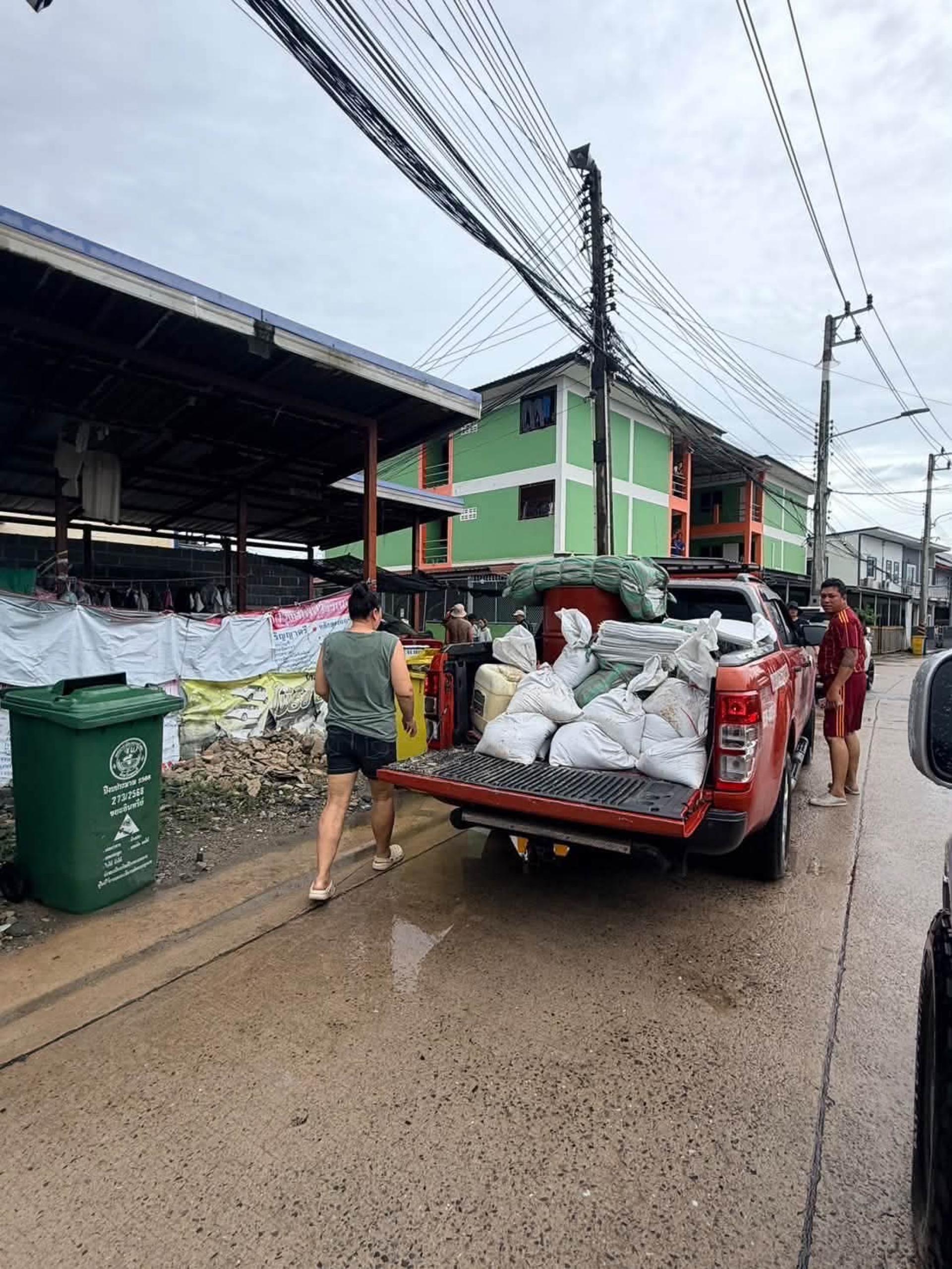 เทศบาลเมืองดอนหัวฬ่อ เร่งดำเนินการระบายน้ำ พร้อมลงพื้นที่ช่วยเหลือประชาชนที่ได้รับผลกระทบจากสถานการณ์น้ำท่วม

