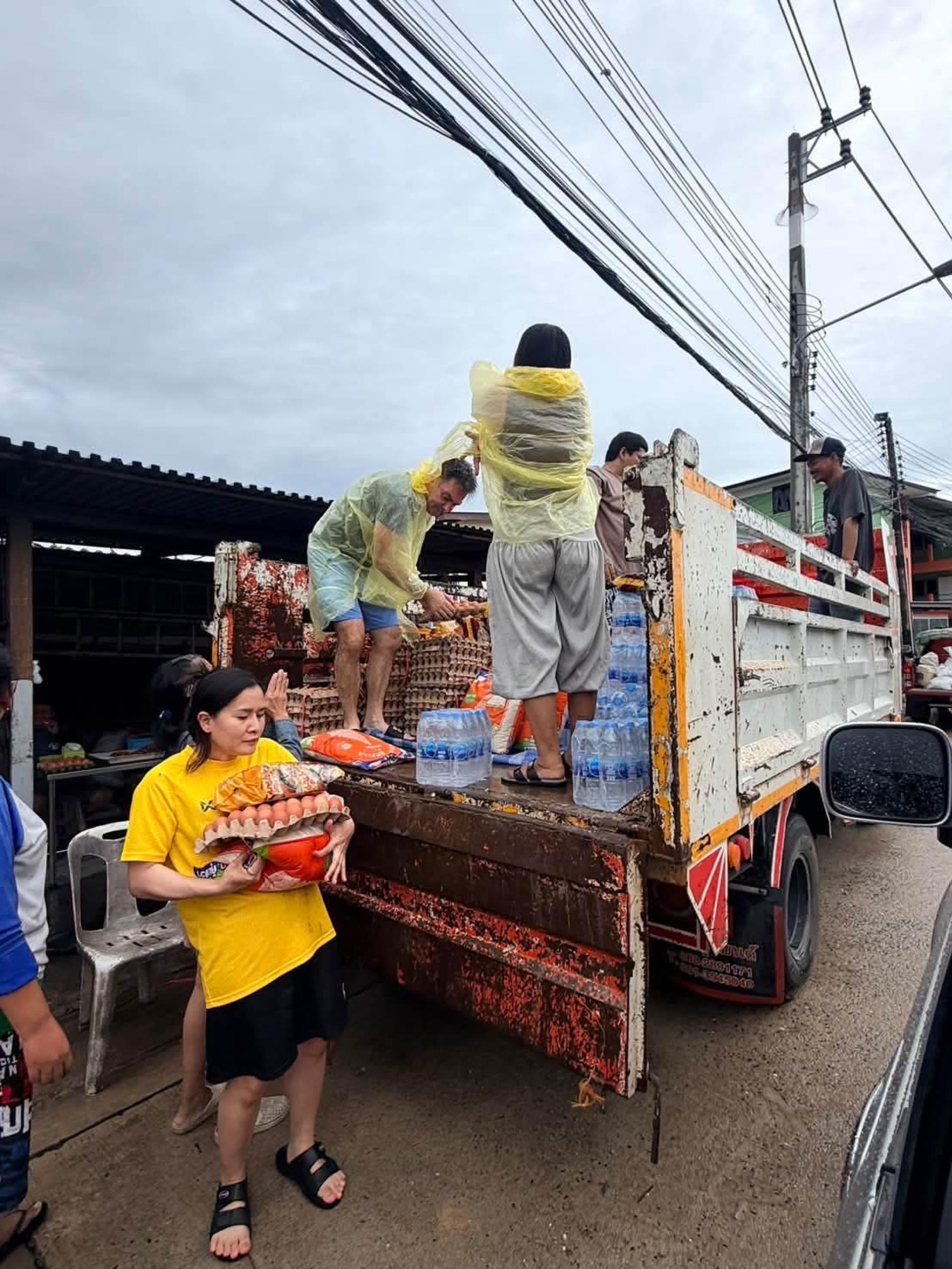 เทศบาลเมืองดอนหัวฬ่อ เร่งดำเนินการระบายน้ำ พร้อมลงพื้นที่ช่วยเหลือประชาชนที่ได้รับผลกระทบจากสถานการณ์น้ำท่วม

