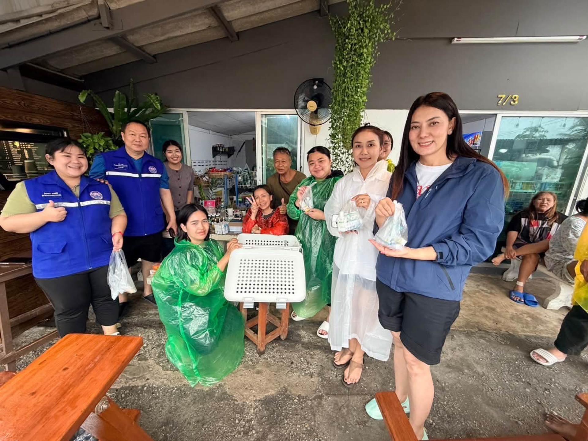 เทศบาลเมืองดอนหัวฬ่อ เร่งดำเนินการระบายน้ำ พร้อมลงพื้นที่ช่วยเหลือประชาชนที่ได้รับผลกระทบจากสถานการณ์น้ำท่วม

