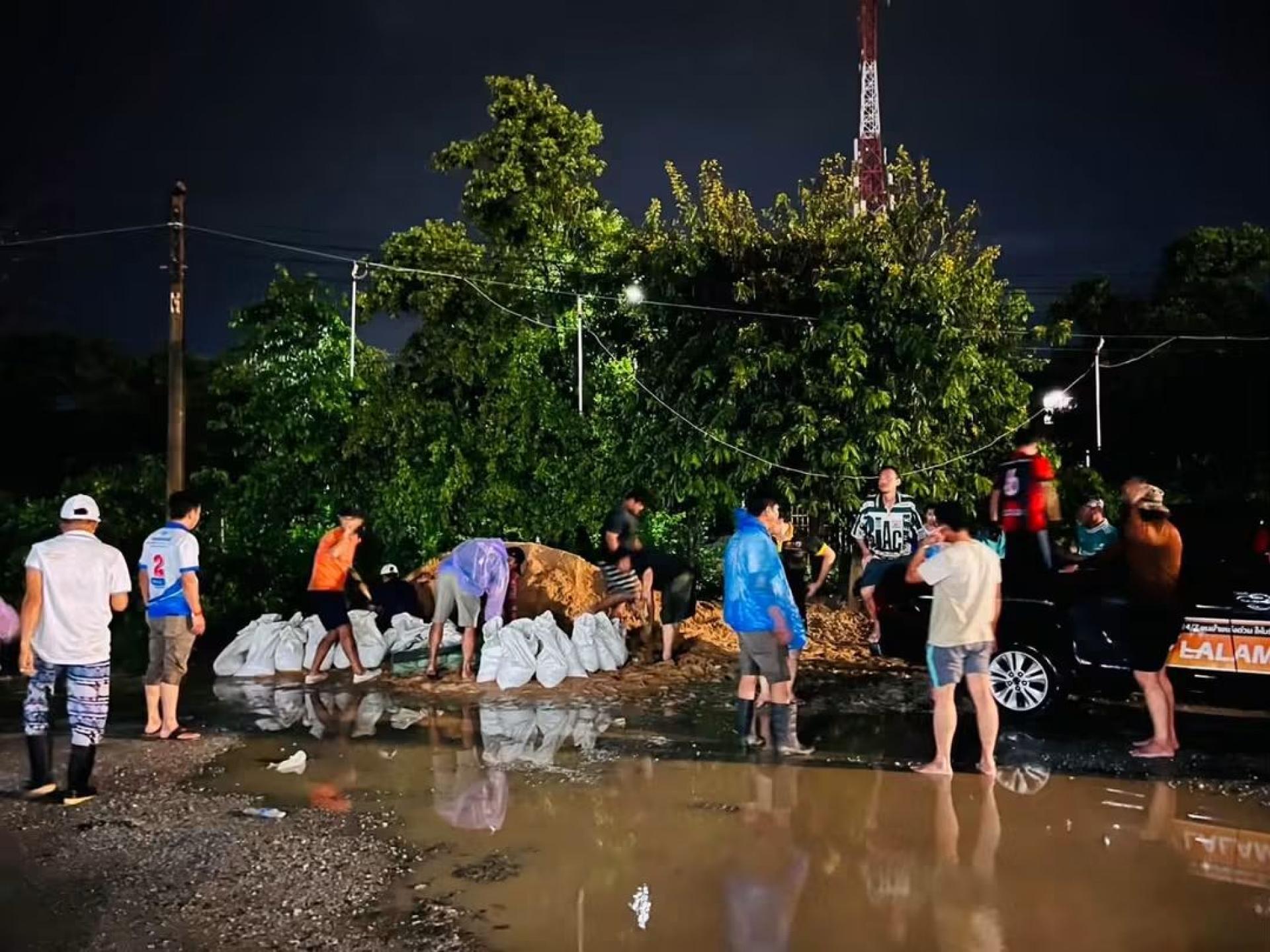 เทศบาลเมืองดอนหัวฬ่อ เร่งดำเนินการระบายน้ำ พร้อมลงพื้นที่ช่วยเหลือประชาชนที่ได้รับผลกระทบจากสถานการณ์น้ำท่วม

