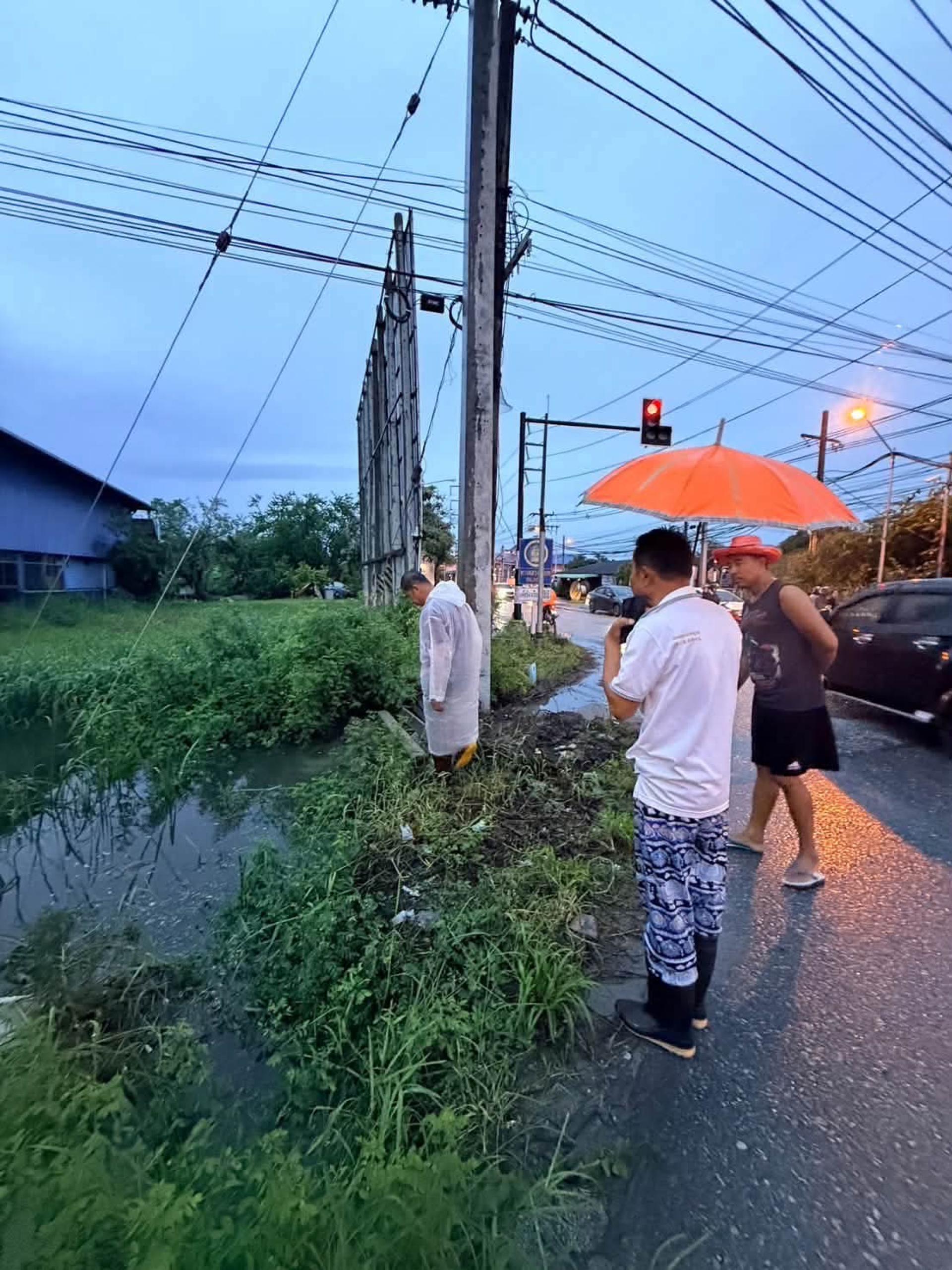 เทศบาลเมืองดอนหัวฬ่อ เร่งดำเนินการระบายน้ำ พร้อมลงพื้นที่ช่วยเหลือประชาชนที่ได้รับผลกระทบจากสถานการณ์น้ำท่วม

