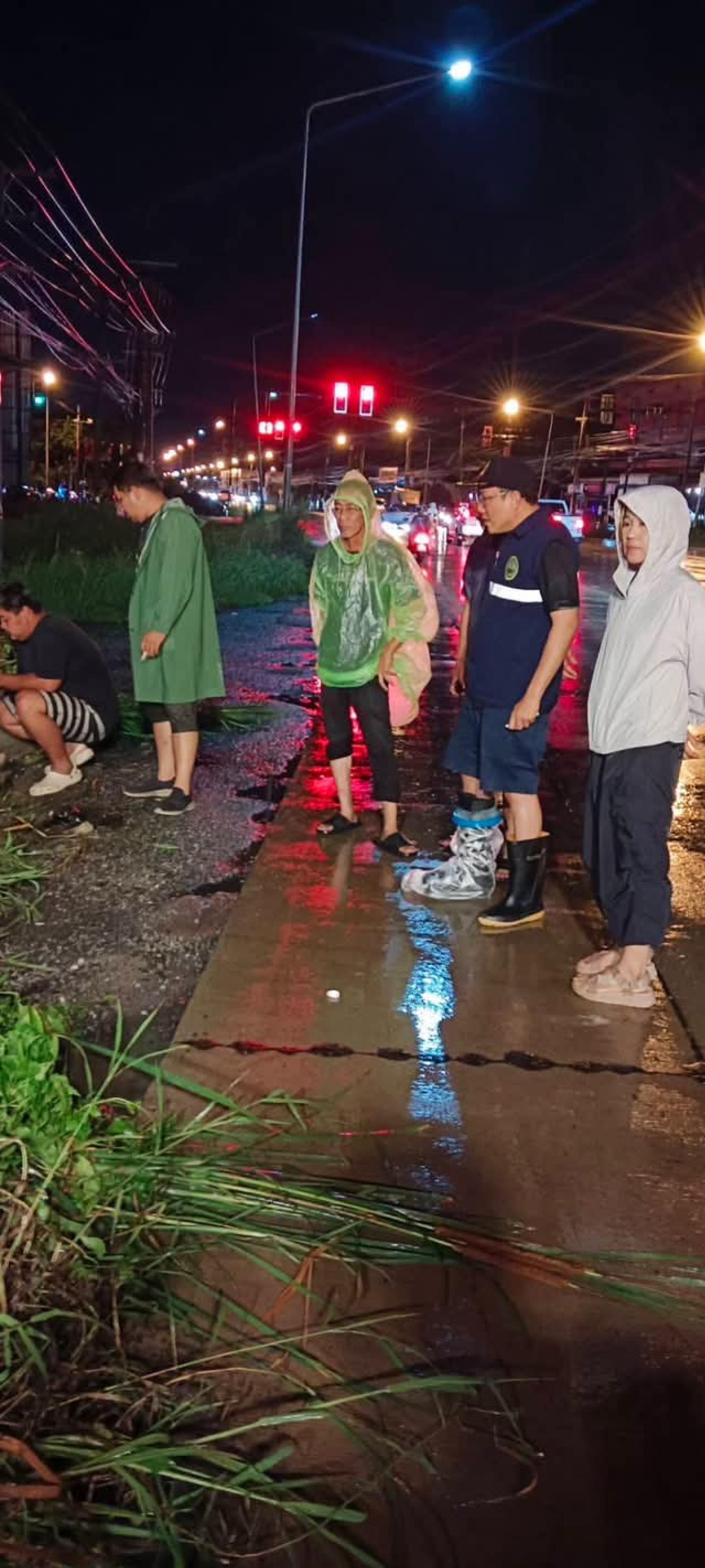 เทศบาลเมืองดอนหัวฬ่อ เร่งดำเนินการระบายน้ำ พร้อมลงพื้นที่ช่วยเหลือประชาชนที่ได้รับผลกระทบจากสถานการณ์น้ำท่วม

