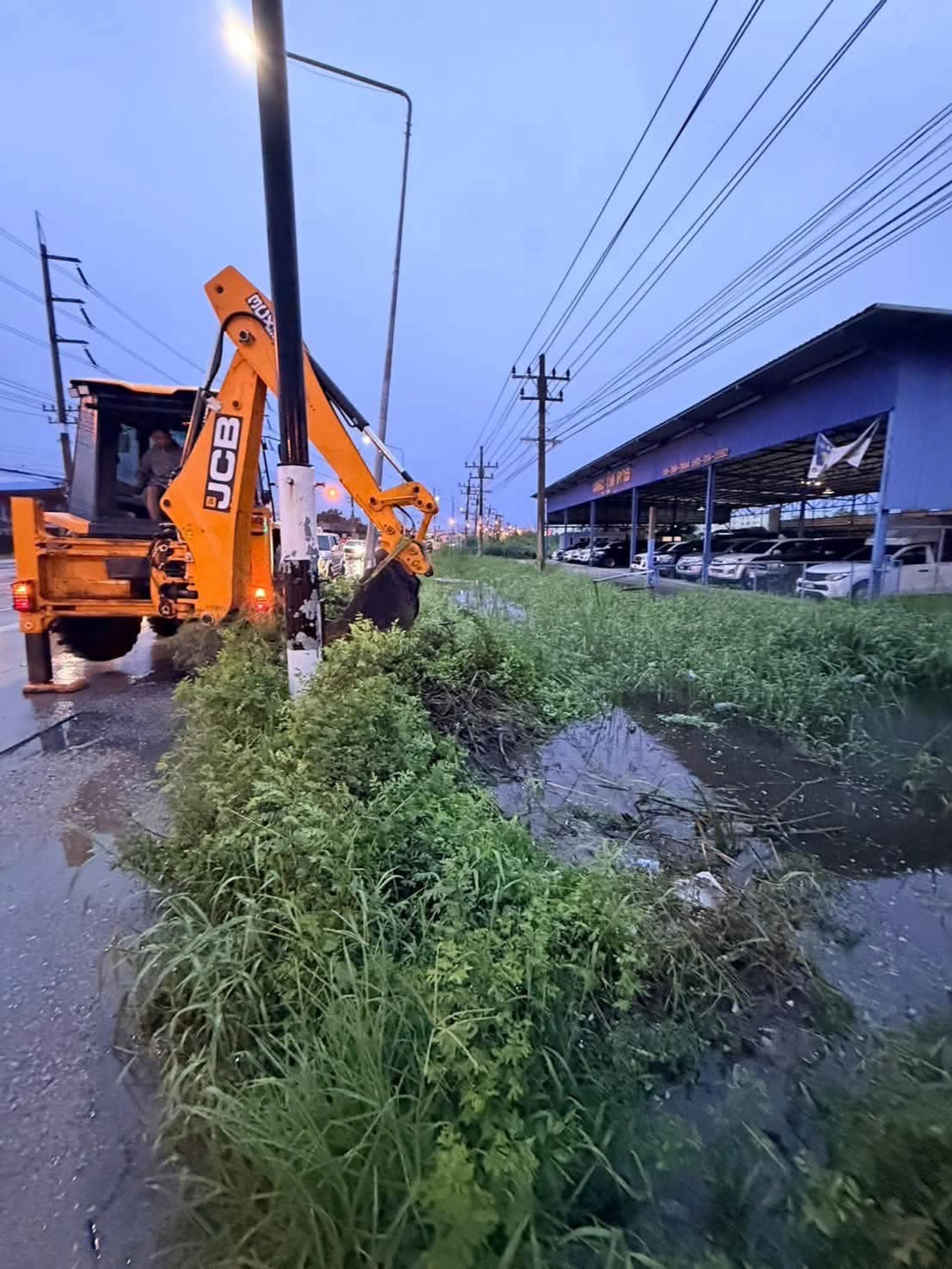 เทศบาลเมืองดอนหัวฬ่อ เร่งดำเนินการระบายน้ำ พร้อมลงพื้นที่ช่วยเหลือประชาชนที่ได้รับผลกระทบจากสถานการณ์น้ำท่วม

