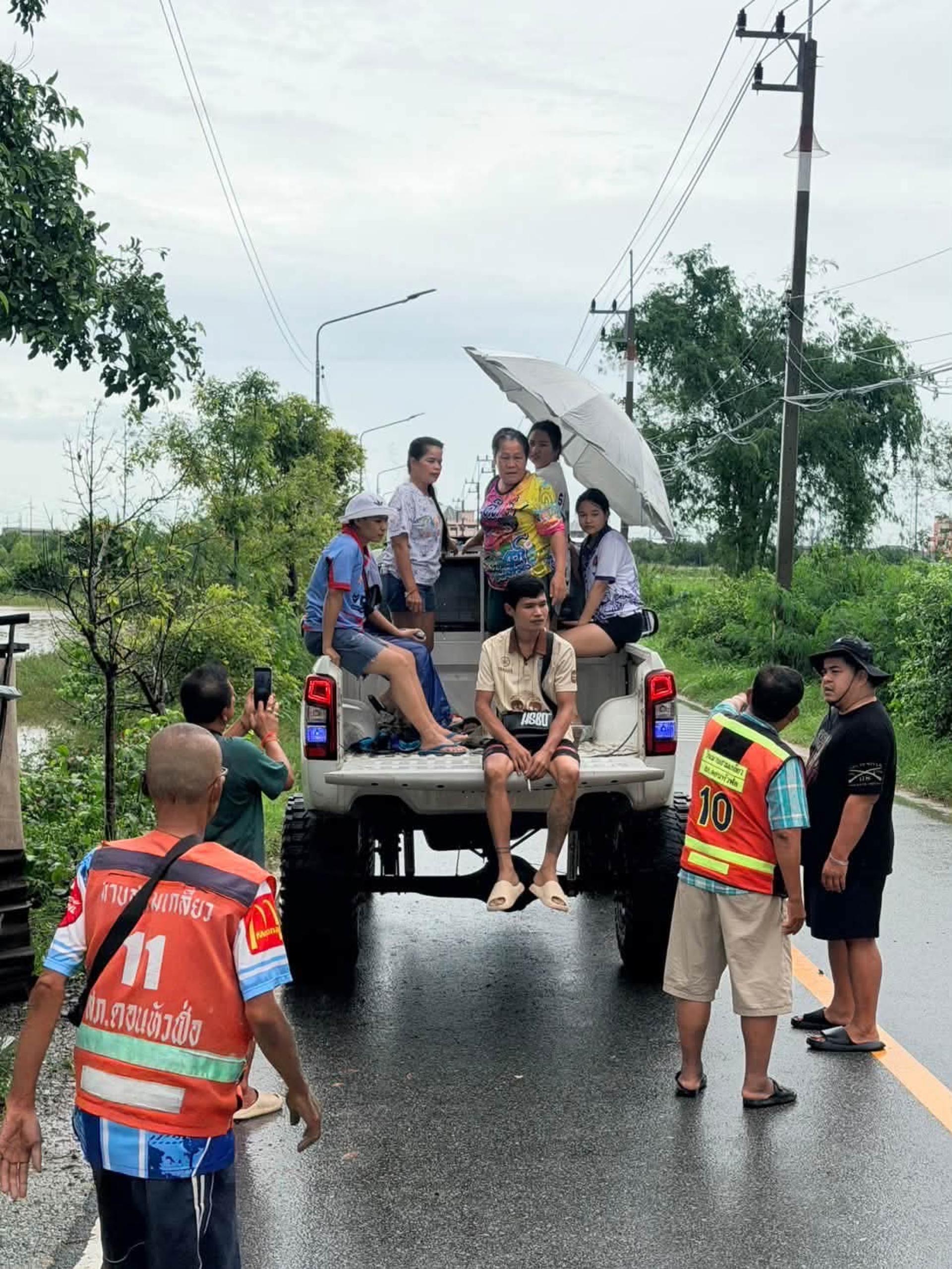 เทศบาลเมืองดอนหัวฬ่อ เร่งดำเนินการระบายน้ำ พร้อมลงพื้นที่ช่วยเหลือประชาชนที่ได้รับผลกระทบจากสถานการณ์น้ำท่วม

