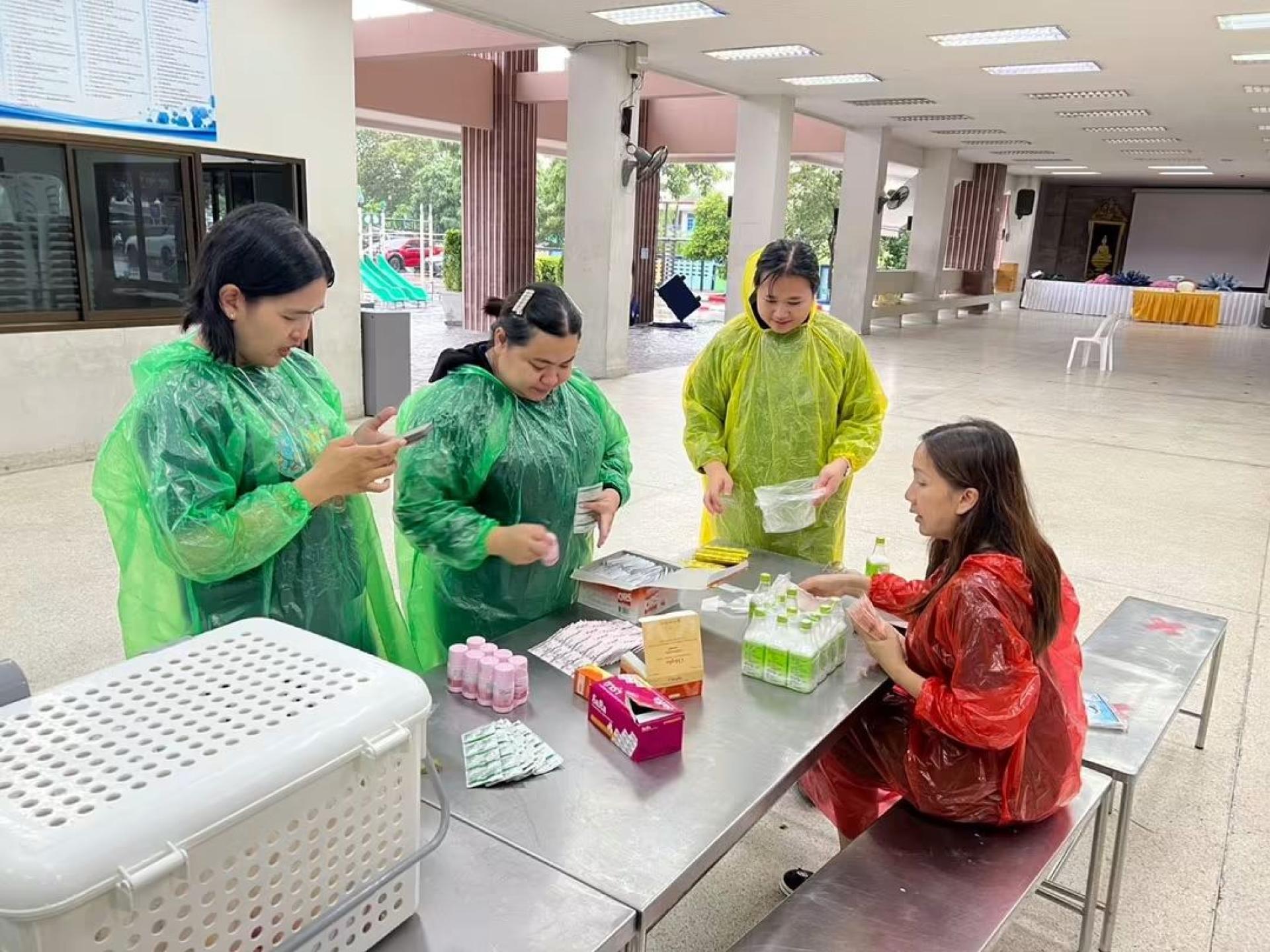 เทศบาลเมืองดอนหัวฬ่อ ลงพื้นที่มอบยาสามัญประจำบ้าน ช่วยเหลือผู้ประสบอุทกภัย หมู่ที่ 7
