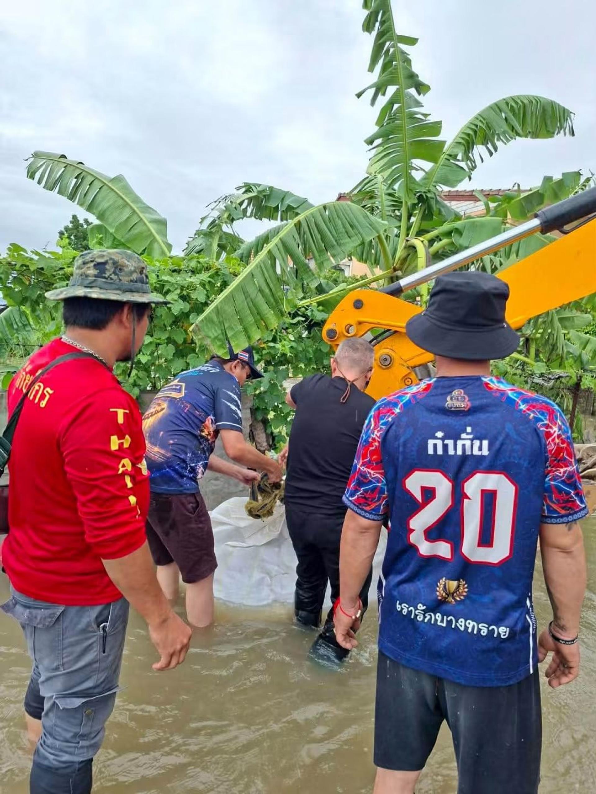 เทศบาลเมืองดอนหัวฬ่อ เร่งช่วยเหลือประชาชน ป้องกันน้ำท่วมในพื้นที่