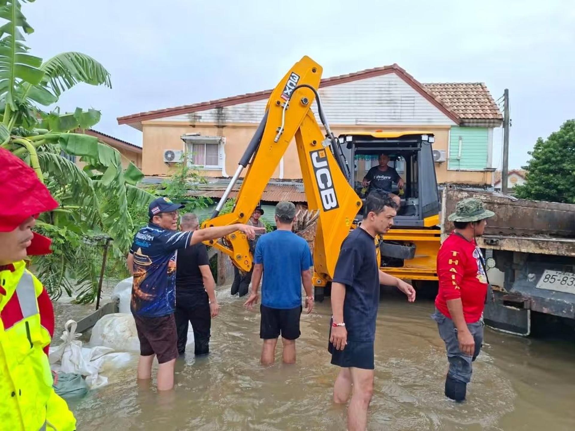 เทศบาลเมืองดอนหัวฬ่อ เร่งช่วยเหลือประชาชน ป้องกันน้ำท่วมในพื้นที่